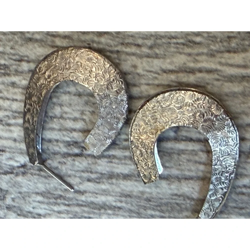 Textured Hoop Earrings Silver Swirl Pattern Crescent Horseshoe Cowgirl Rodeo‎